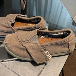 Kids TOMS cute taupe /brown Velcro strap 8 toddler